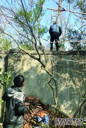 南充：5名黑影翻墙入校 目标竟是学生资料信息